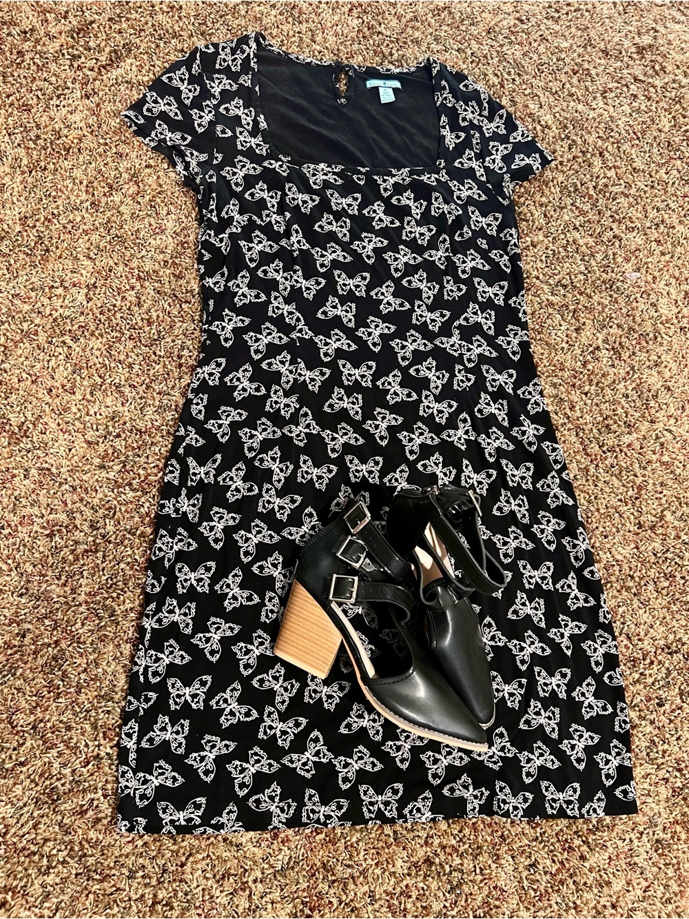 vintage-inspired black jersey dress featuring a white butterfly print XL